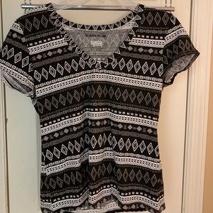 Women’s pattern v-neck tee